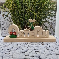 1_Schriftzug-Ostern-mit-gruenem-Hasen-roten-Blumen